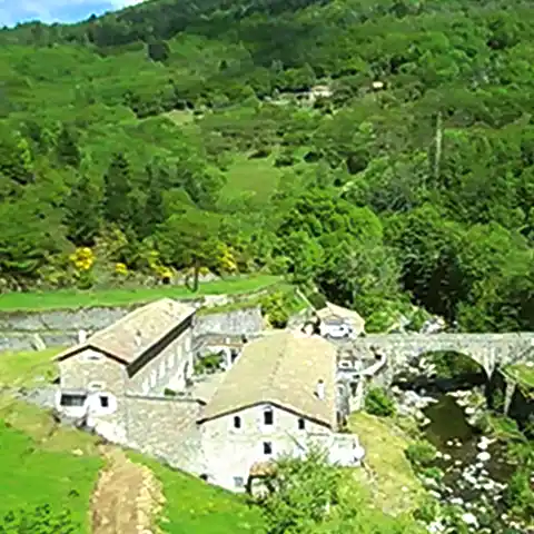 gîtes du L en Ardèche en bord de rivière