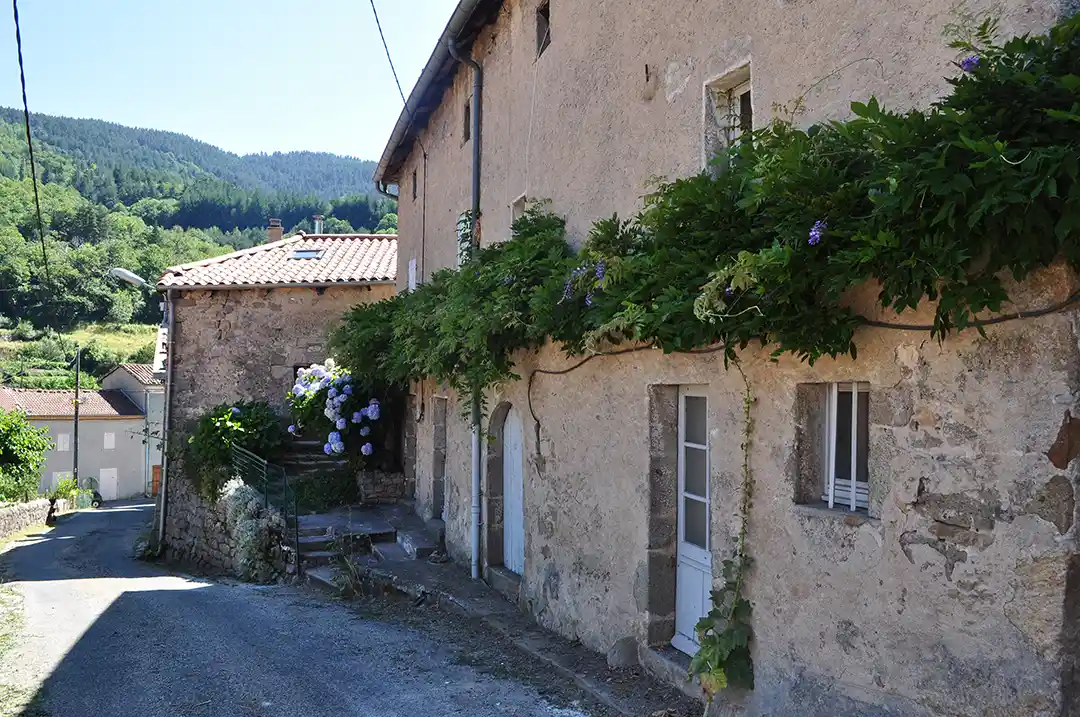 vieille bâtisse dans le village d'Albon d'Ardèche